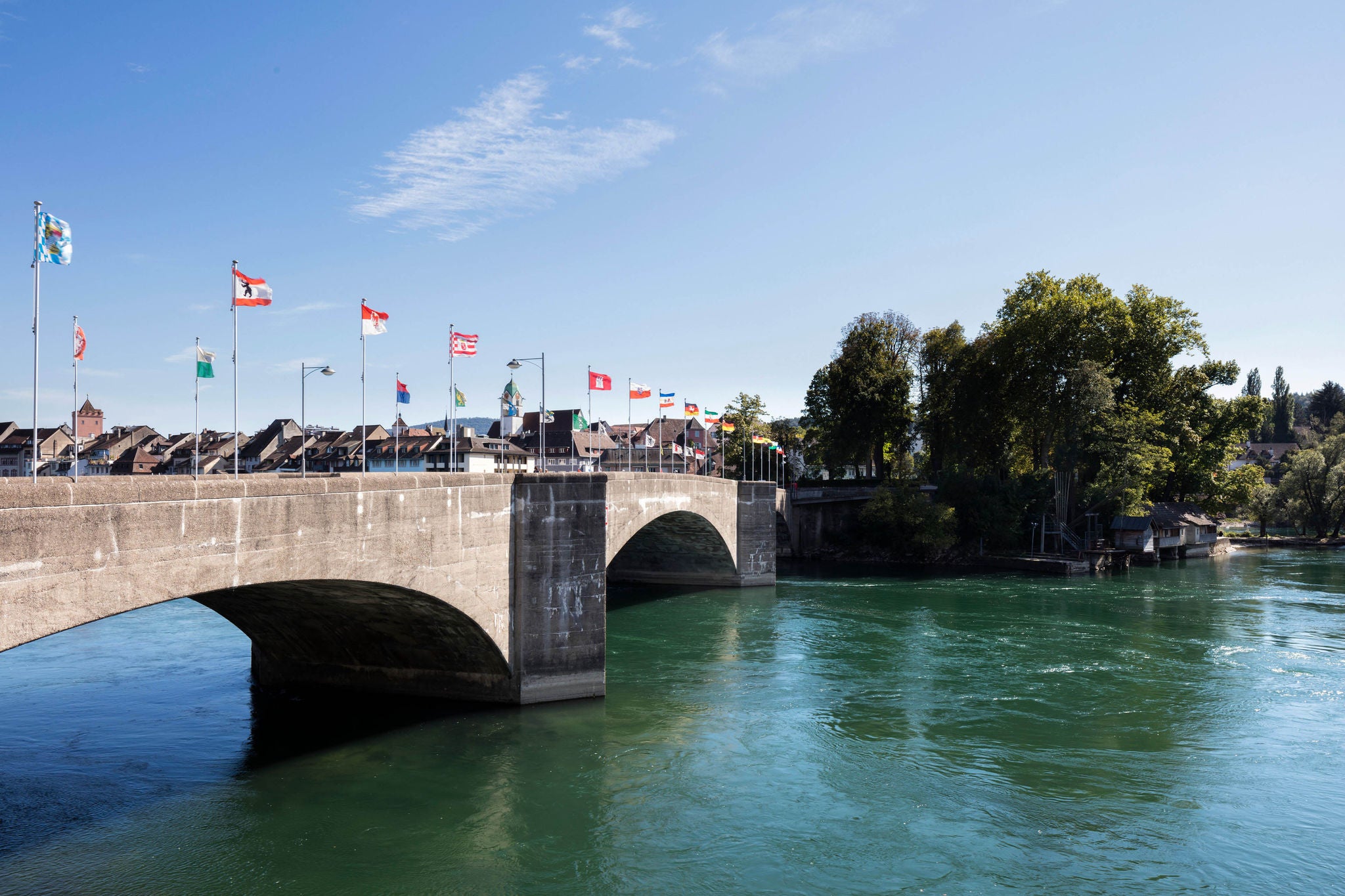 Die alte Rheinbruecke in Rheinfelden, Kanton Aargau liegt auf der Grenze zwischen der Schweiz und Deutschland.
