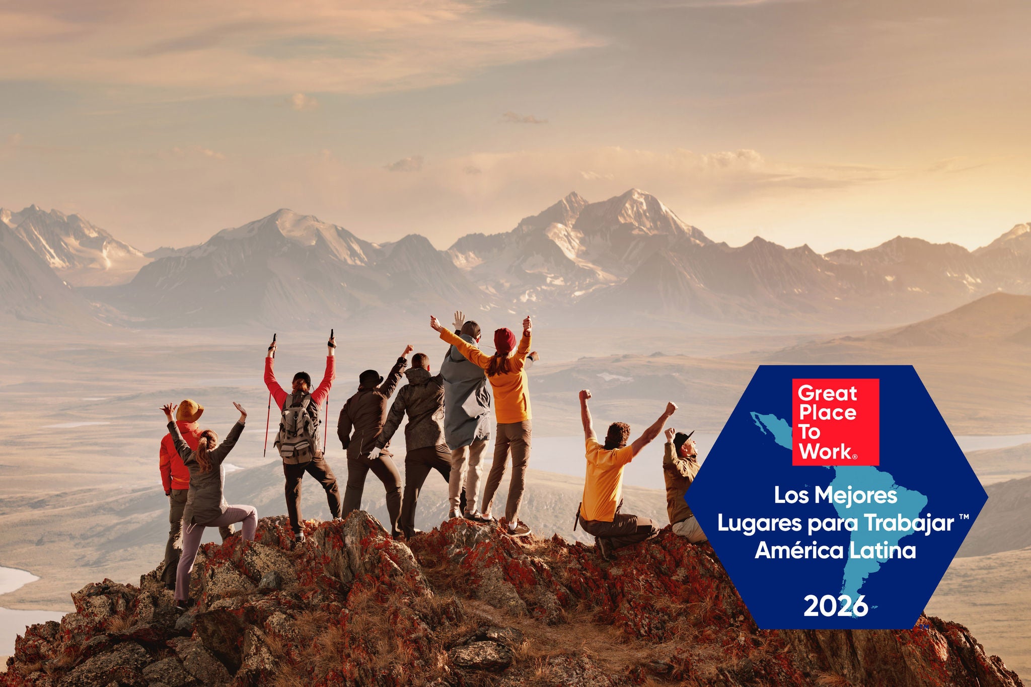 Jóvenes en la cima de una montaña, logotipo de GPTW