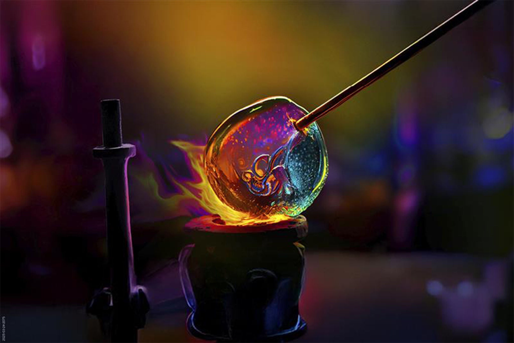 Smeltet glass formes på stang over sterk varme i et verksted med livlige farger