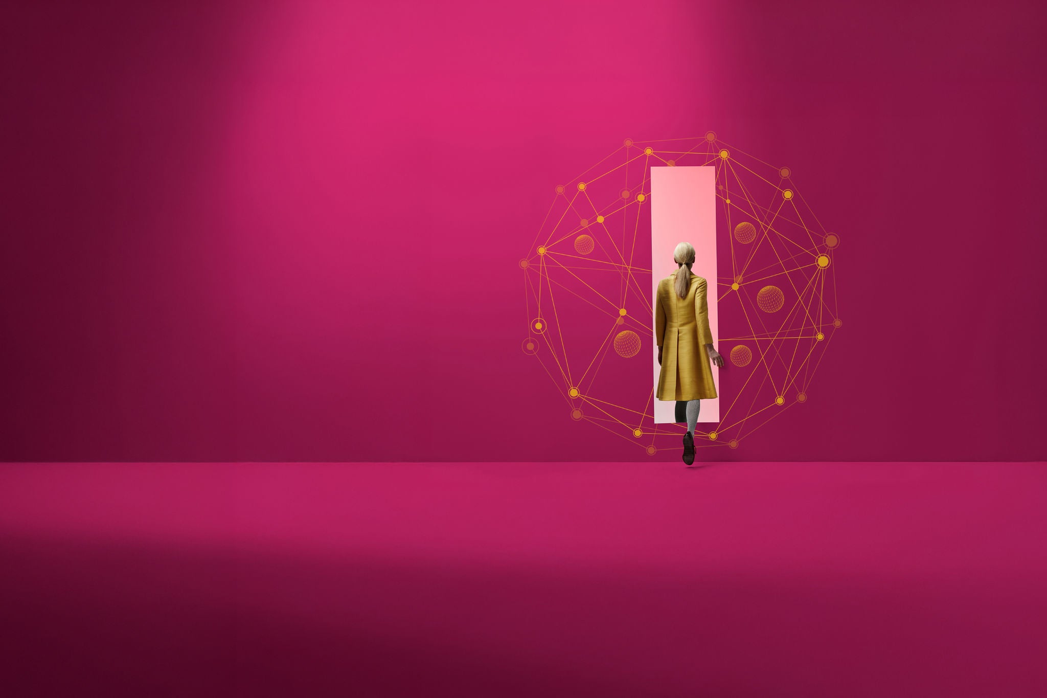 Ilustración de una mujer que entra a una puerta con un saco de color marrón