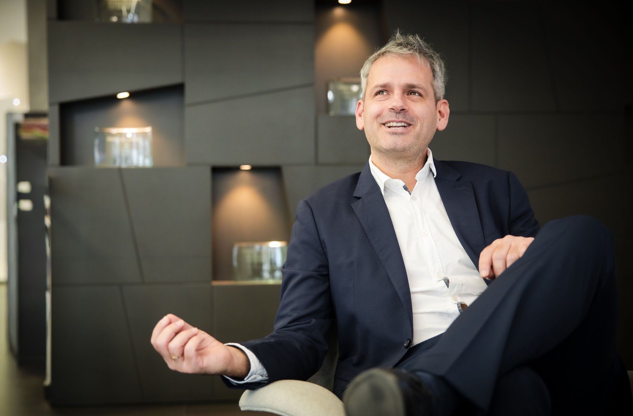 Nagy nap hajnalban a tengeren, gyönyörű tükröződésekkel és repülésben lévő madárrajokkal