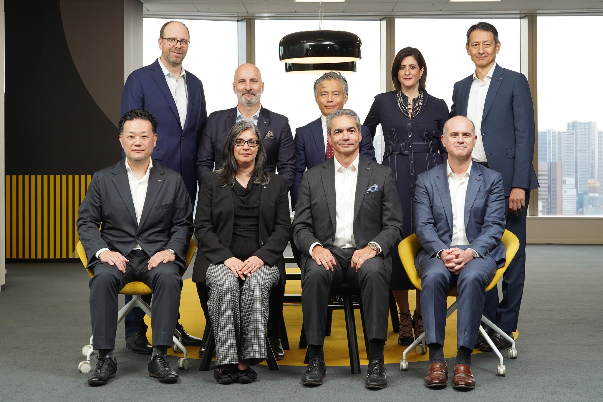 一列目左から： EY Japan 保険コンサルティング　パートナー　久永 勝義 EY Americas Insurance Solutions Leader　Laura C Ford EY Americas Financial Services Office Principal　John Vale EY Americas Insurance Sector Leader　Jeff Gill 二列目左から： EY Americas Actuarial Leader　Chad R. Runchey EY Global Client Service Partner Walter Poetscher EY Asia East / Japan 金融サービス・リーダー　山野 浩 EY Americas Financial Services Partner　Nancy Conturso EY Japan 金融サービス・コンサルティングリーダー　田中 玲