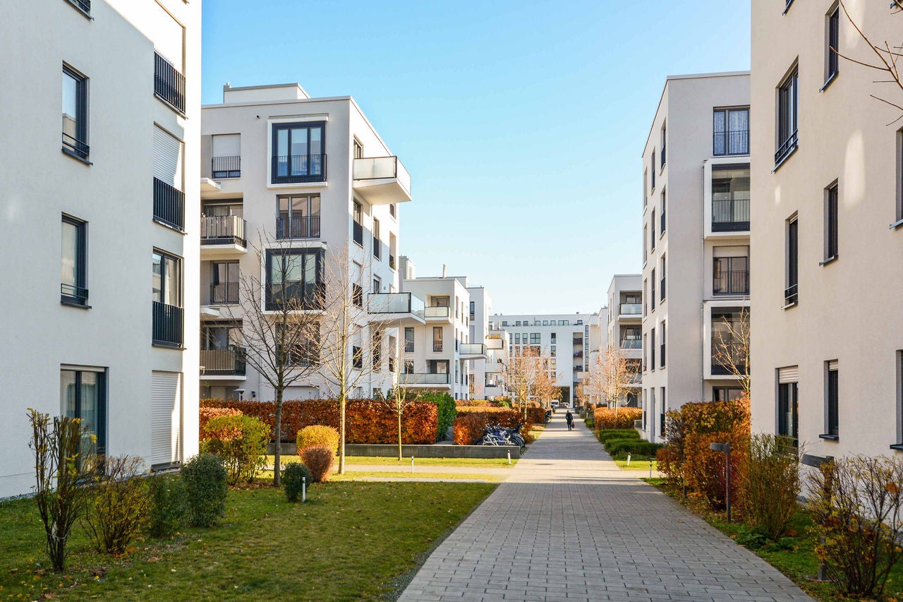 Moderner Wohnkomplex mit Weg und begrünten Höfen