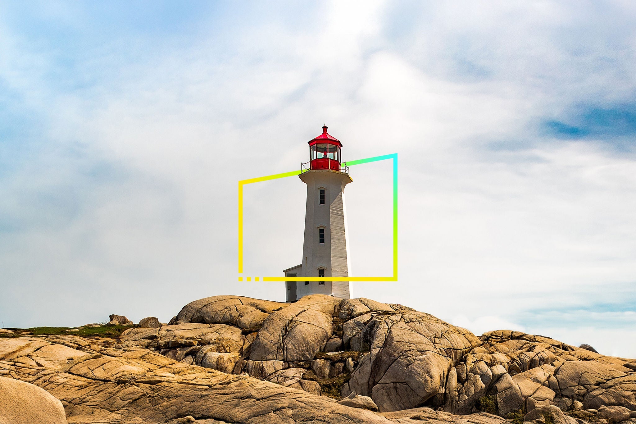 Phare blanc sur un littoral rocheux