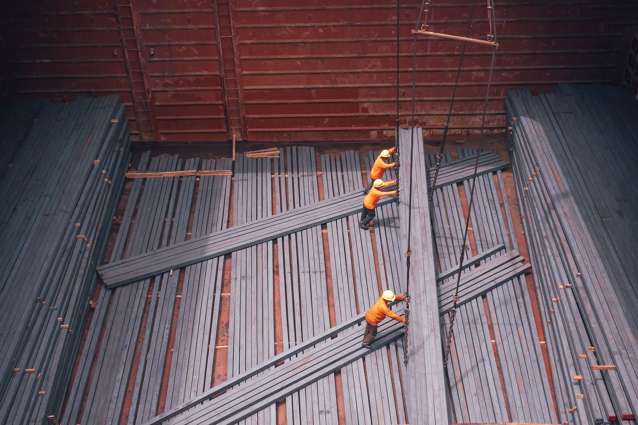 Trabajadores de la construcción mueven vigas