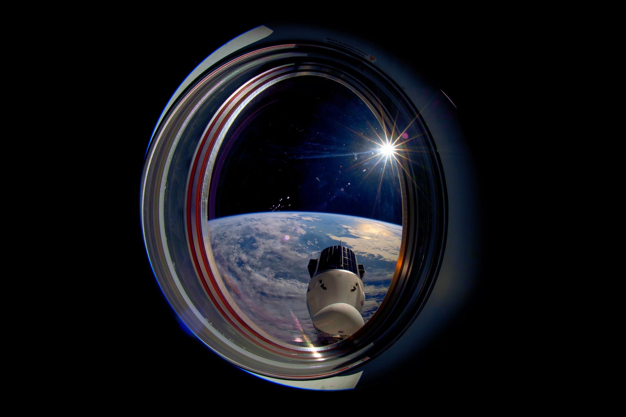 Faszinierender Blick aus dem All: Erde und Raumkapsel im Sonnenlicht