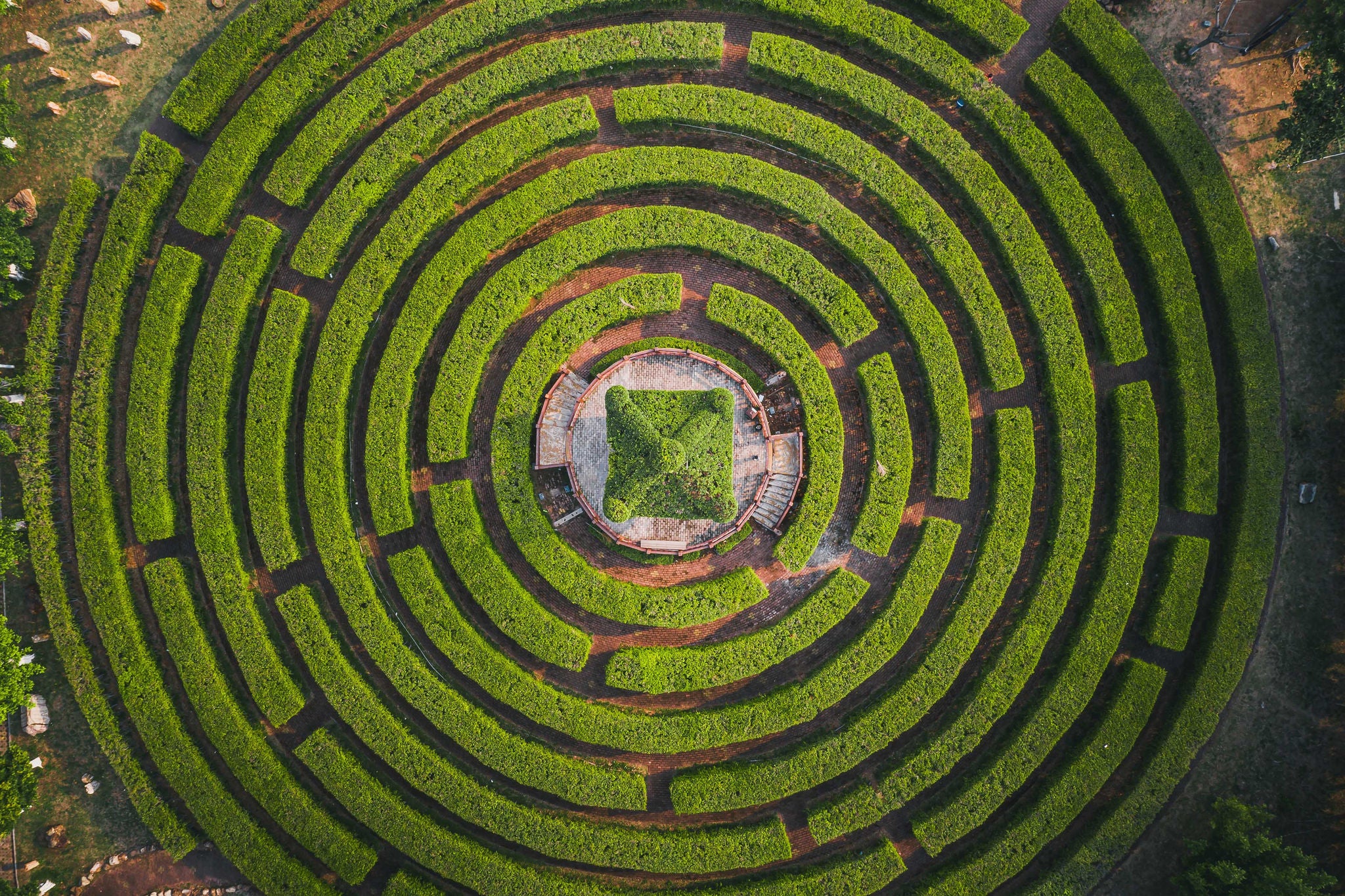 En rund labyrint af grønne hække set oppefra