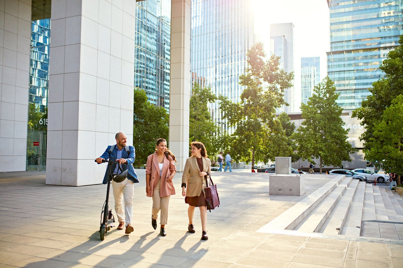 同事們在市中心下班離開