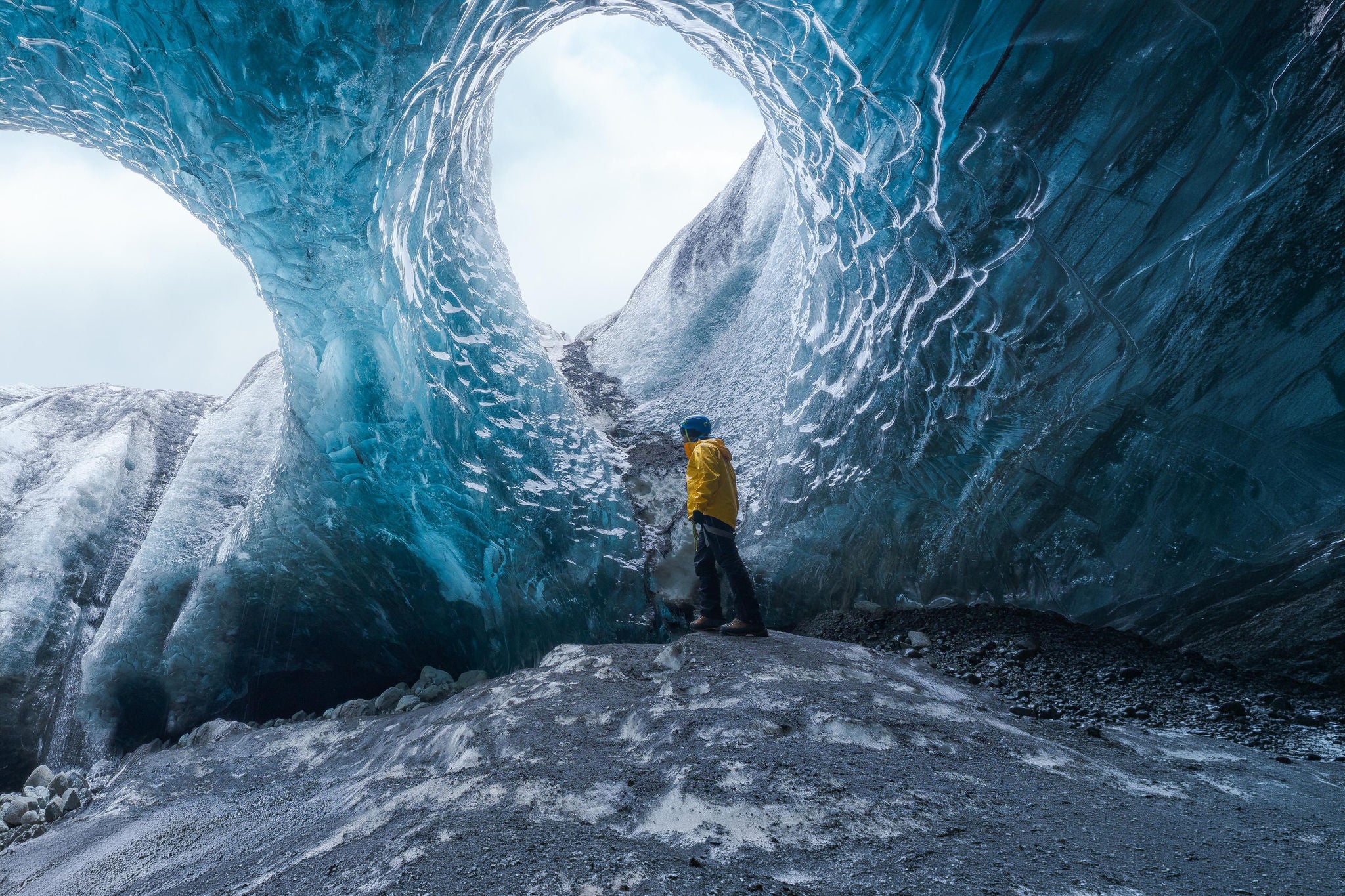 Homem dentro de uma caverna