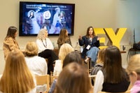 Foro de Mujeres Consejeras y Directivas - Moda y Desfile: el arte de crear experiencias