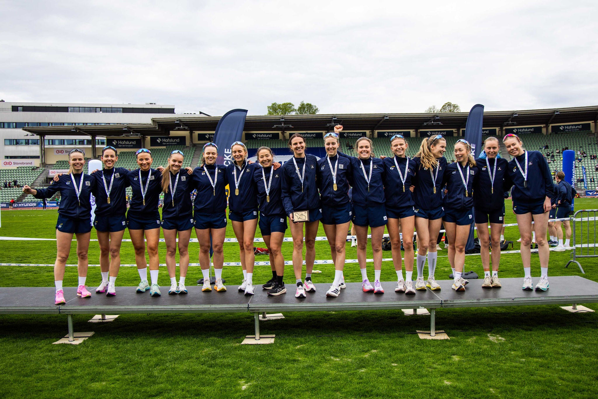 EY damelag på seierspallen etter å ha vunnet bedriftsklassen i Holmenkollstafetten 2026