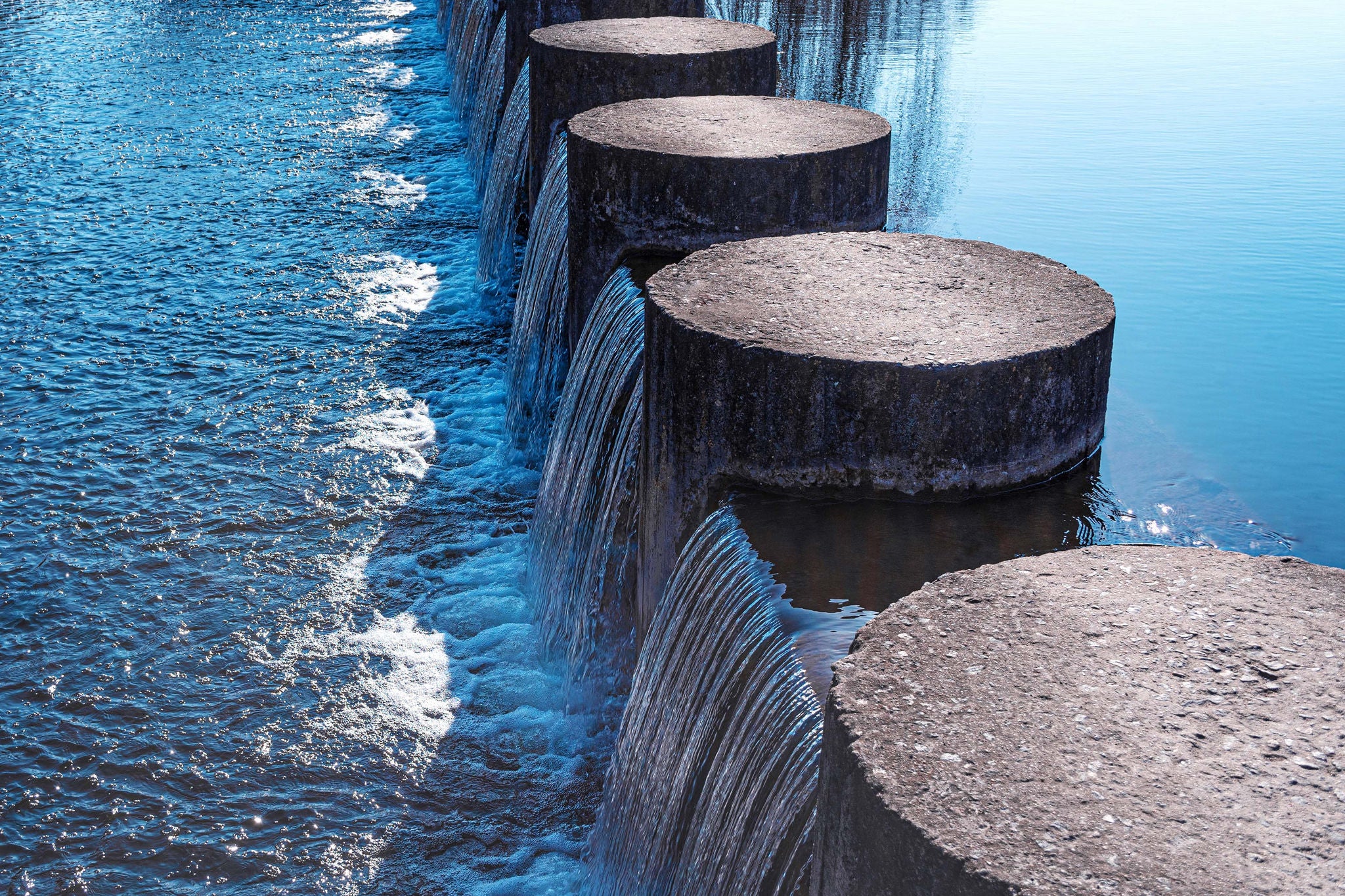 ey-rainwater-splashing-on-the-surface-of-a-circular-water-container
