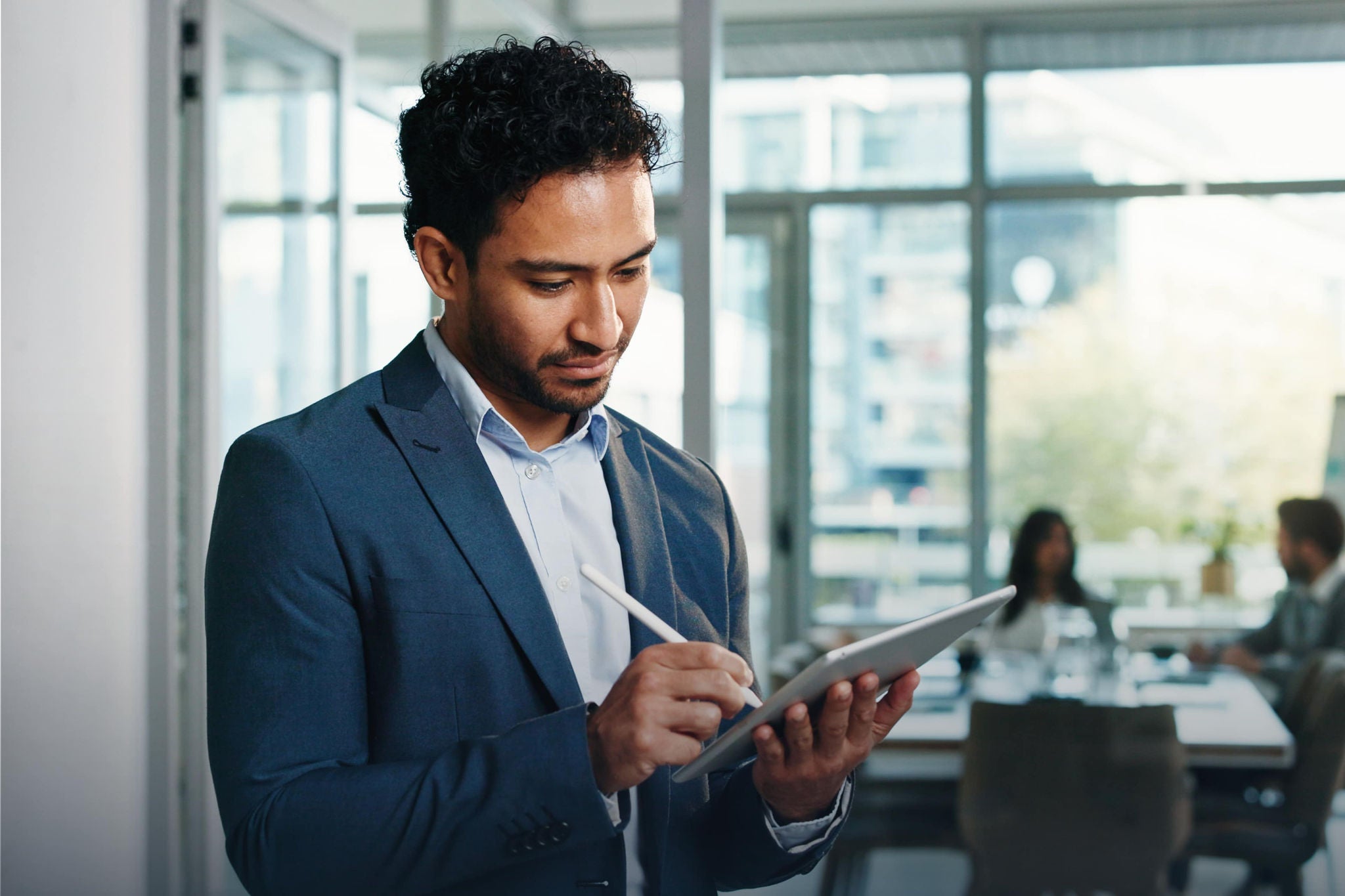 Mann schreibt sich Notizen