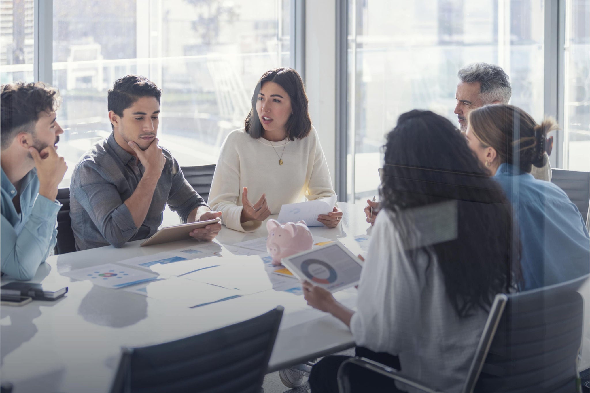 Eine Gruppe von Personen diskutieren in einem Meetingraum