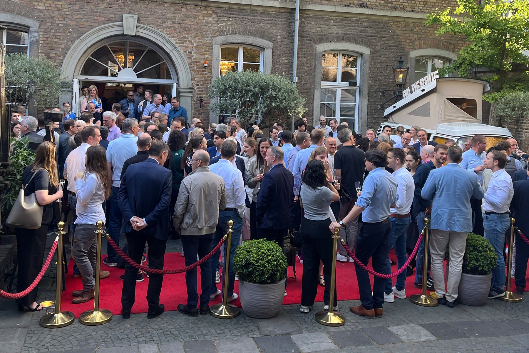 Formelles Networking Event vor historischem Gebäude