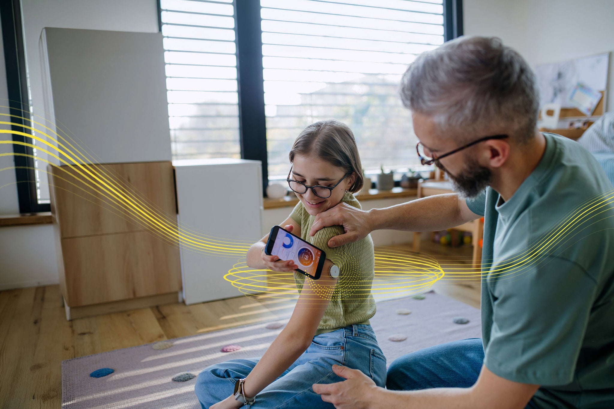 Personen nutzen ein Smartphone zur Gesundheitsüberwachung in einem modernen Wohnraum.