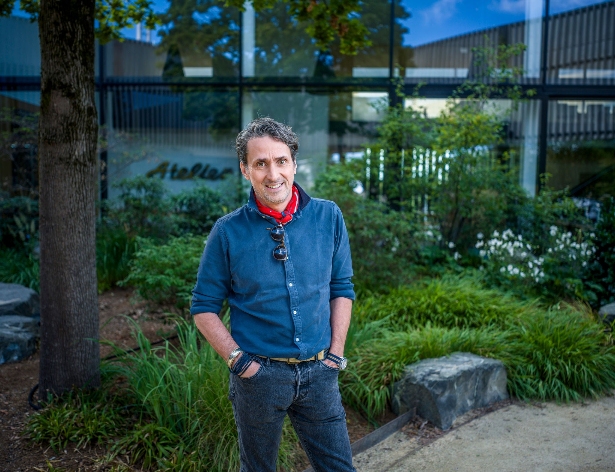 Unternehmer stehend legere angezogen vor dem Atelier Martin Auer