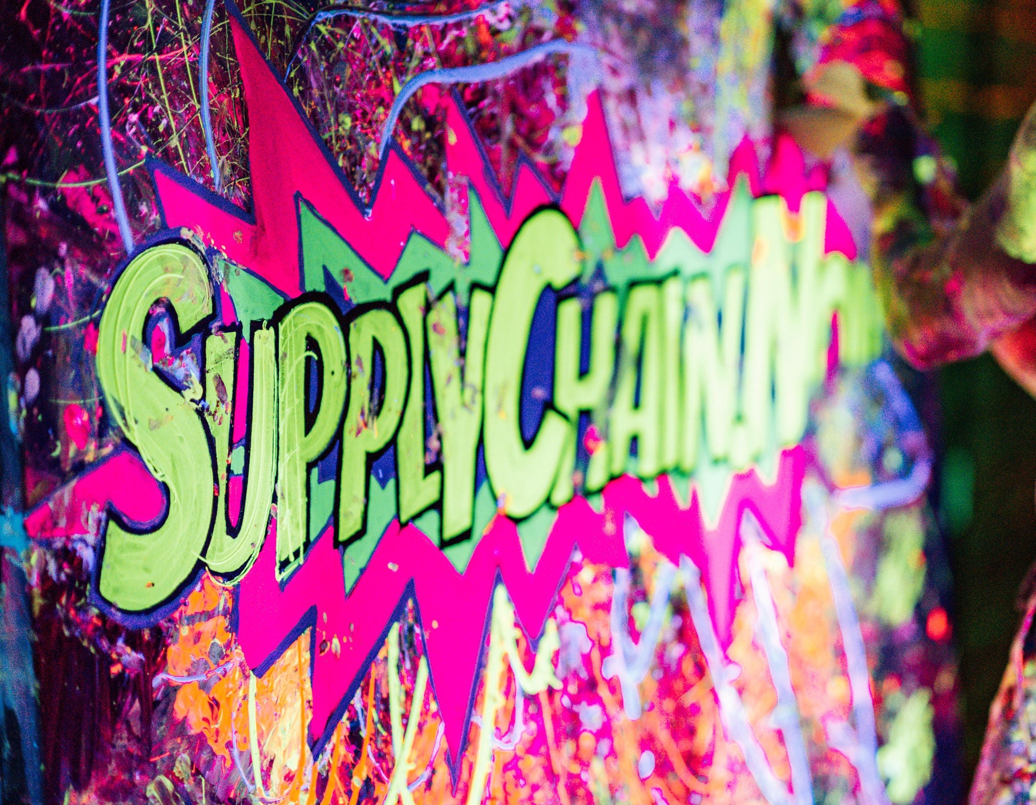 Farbenfrohes Graffiti mit dem Wort „Supply Chain“