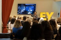 Foro de Mujeres Consejeras y Directivas - Moda y Desfile: el arte de crear experiencias