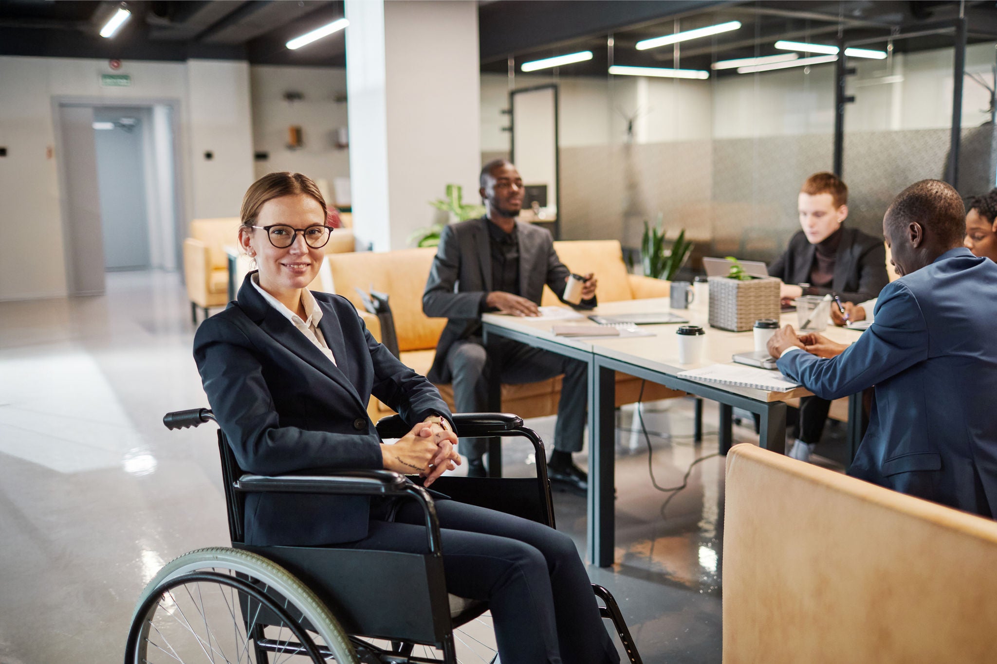 Mulher cadeirante em um escritório 