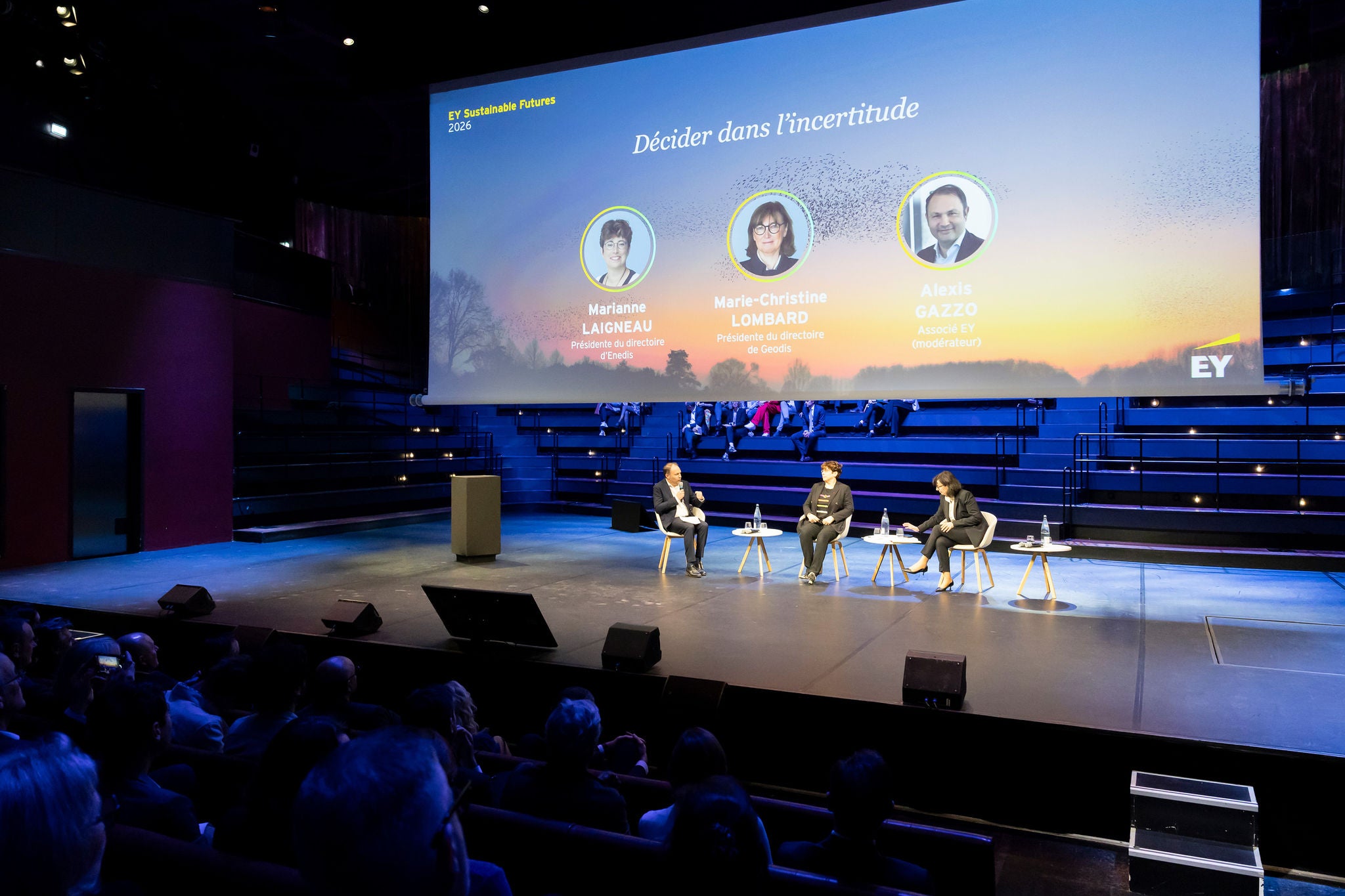 Table ronde sur scène lors d’un événement EY avec trois intervenants