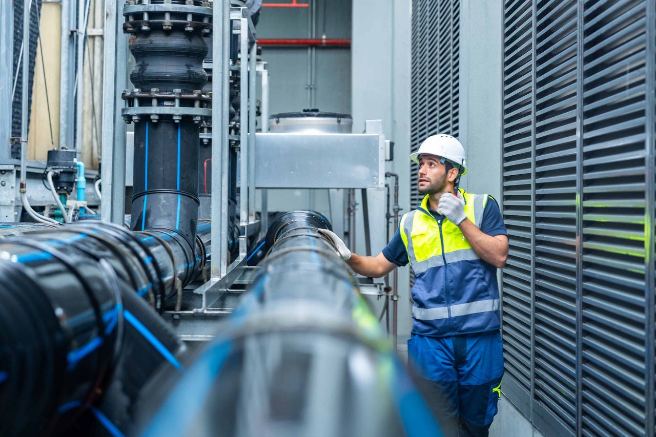 Techniker prüft industrielle Rohrleitungen