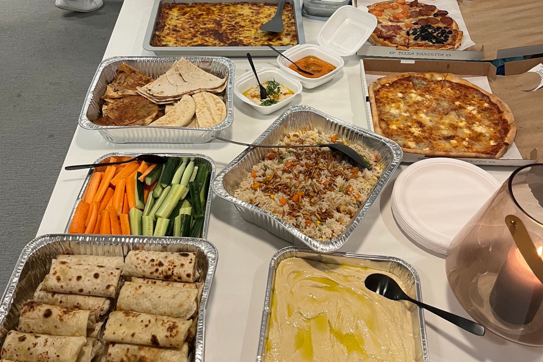 De spiste alle sammen forskjellige retter fra Midtøsten (Iftar).