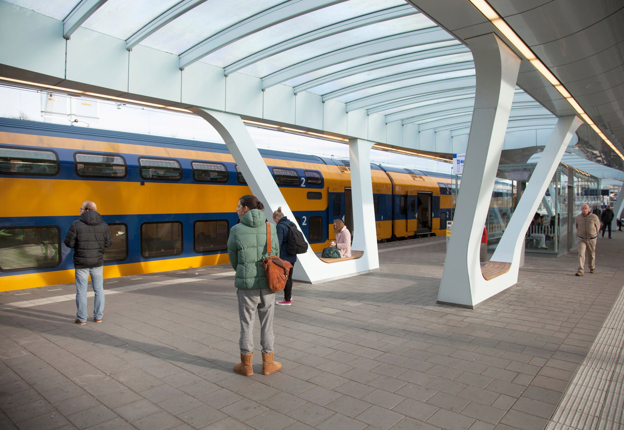 Rejsende venter på tog på ny station