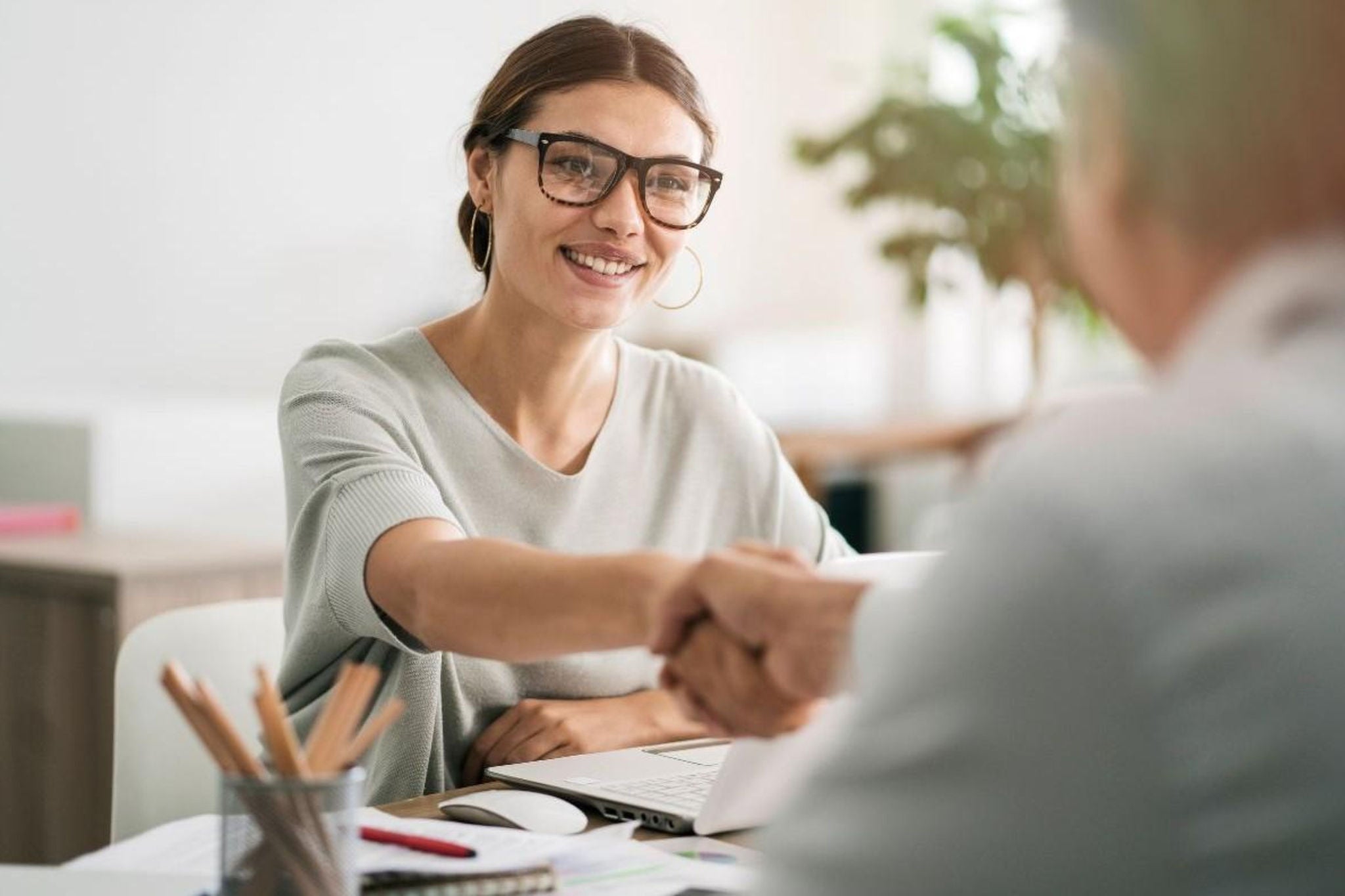 Dwóch mężczyzn uścisk dłoni