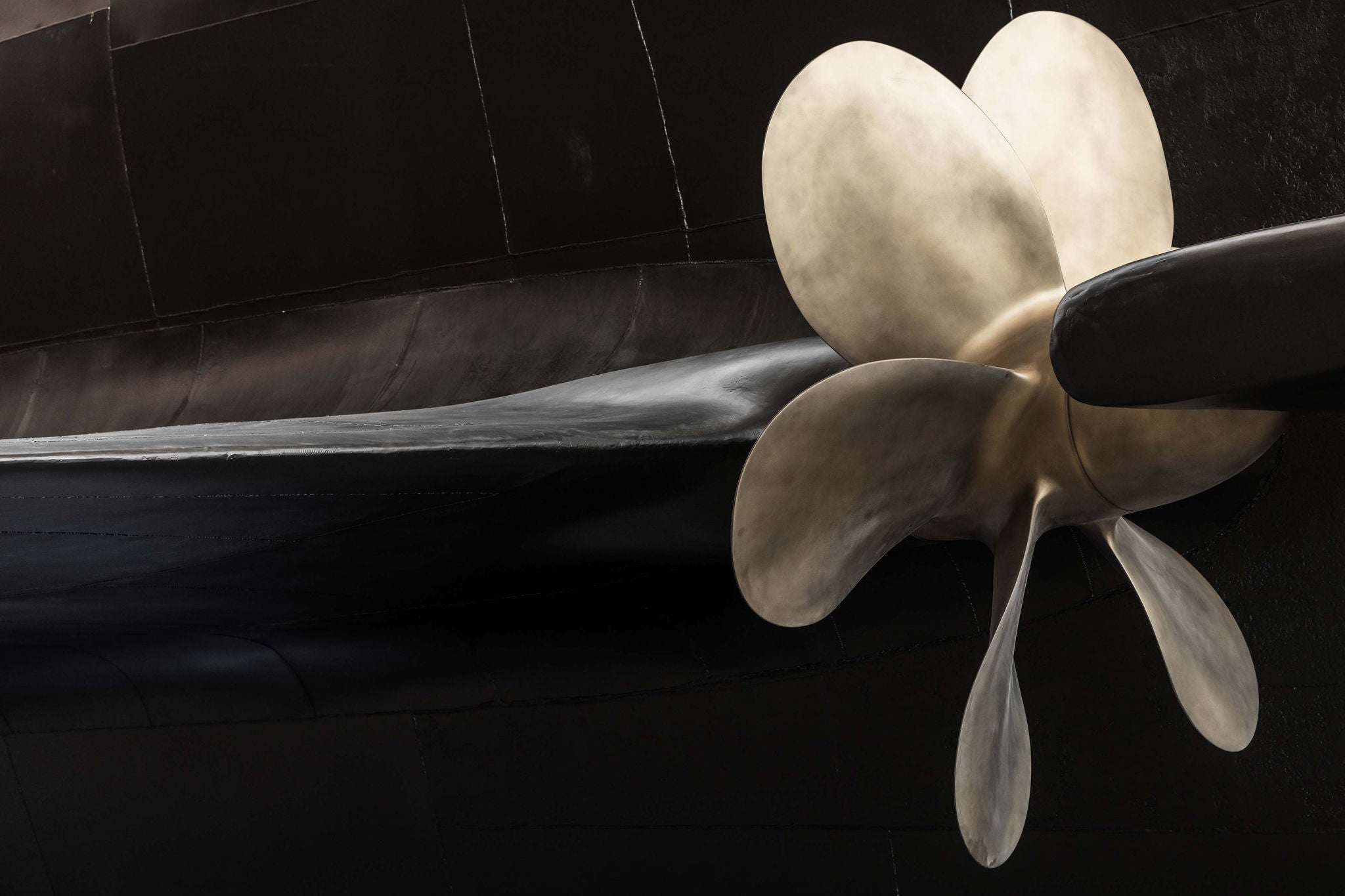 ey-submarine-boat-propeller-with-six-blades-attached-to-a-sleek-black-hull