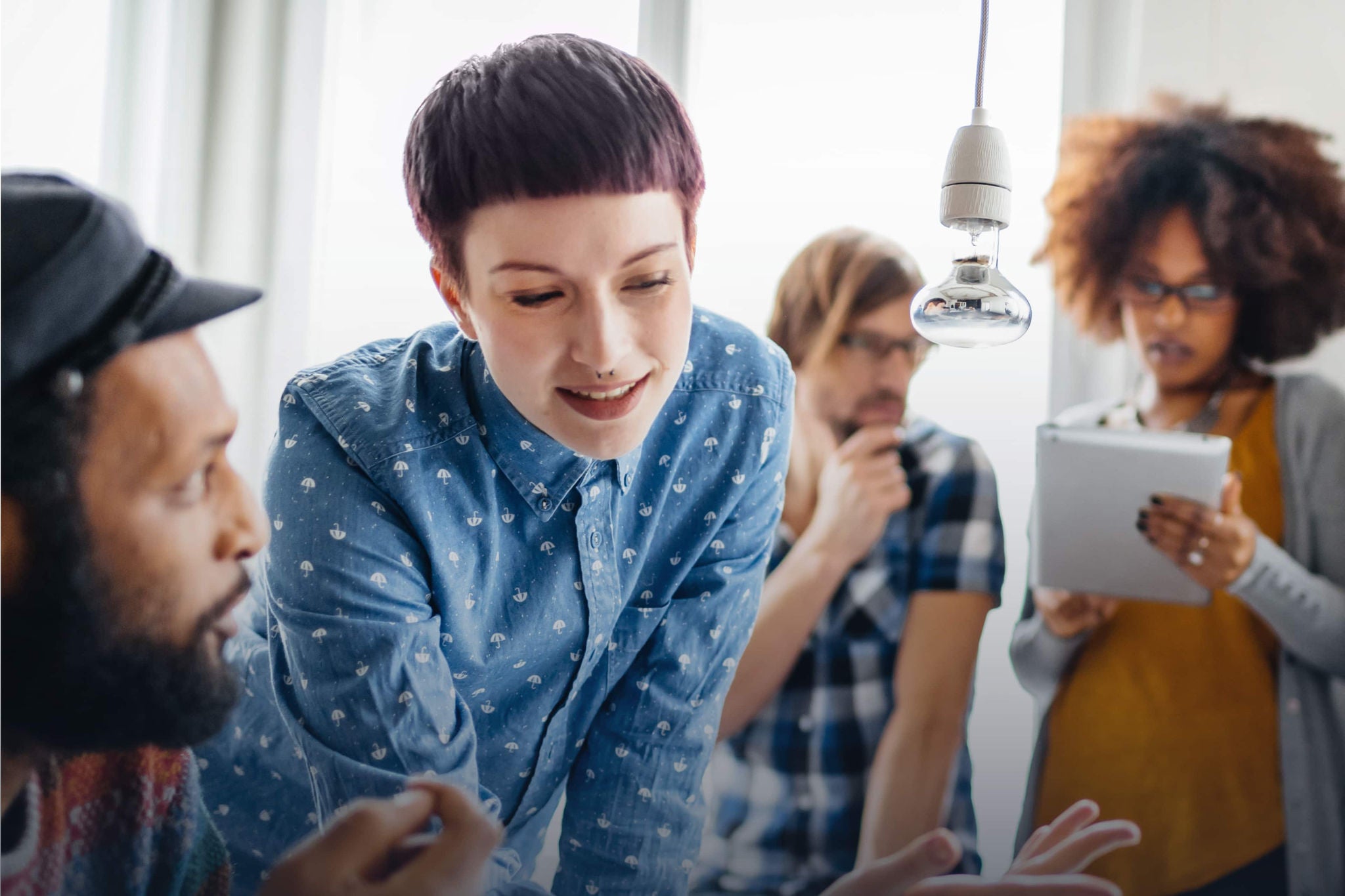 Kugelschreiber, Geldscheine und eine Brille