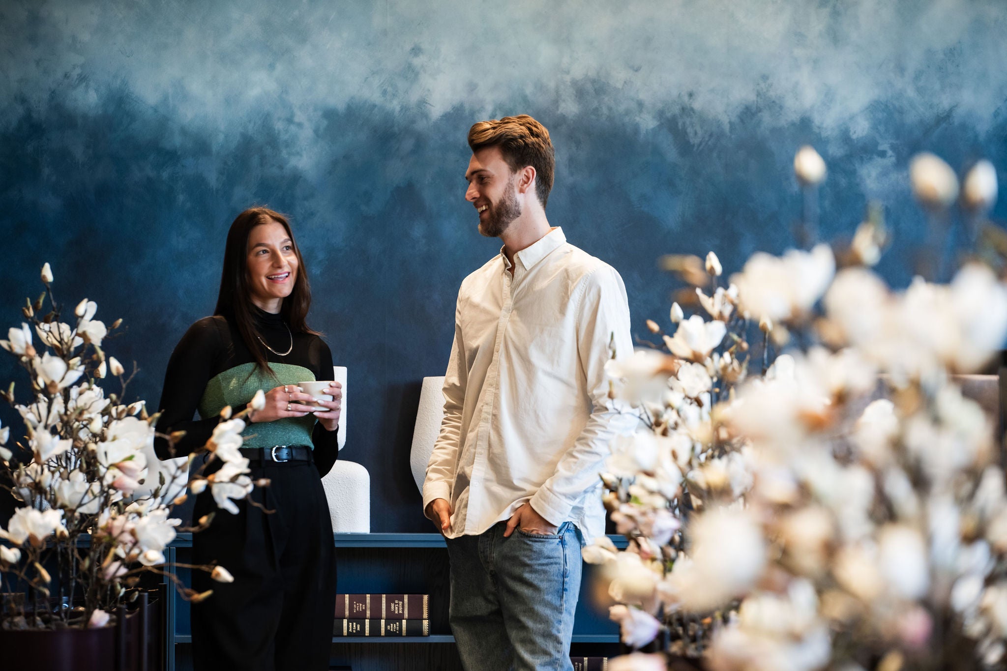 moden-mann-ler-og-smiler-på-videokonferanse