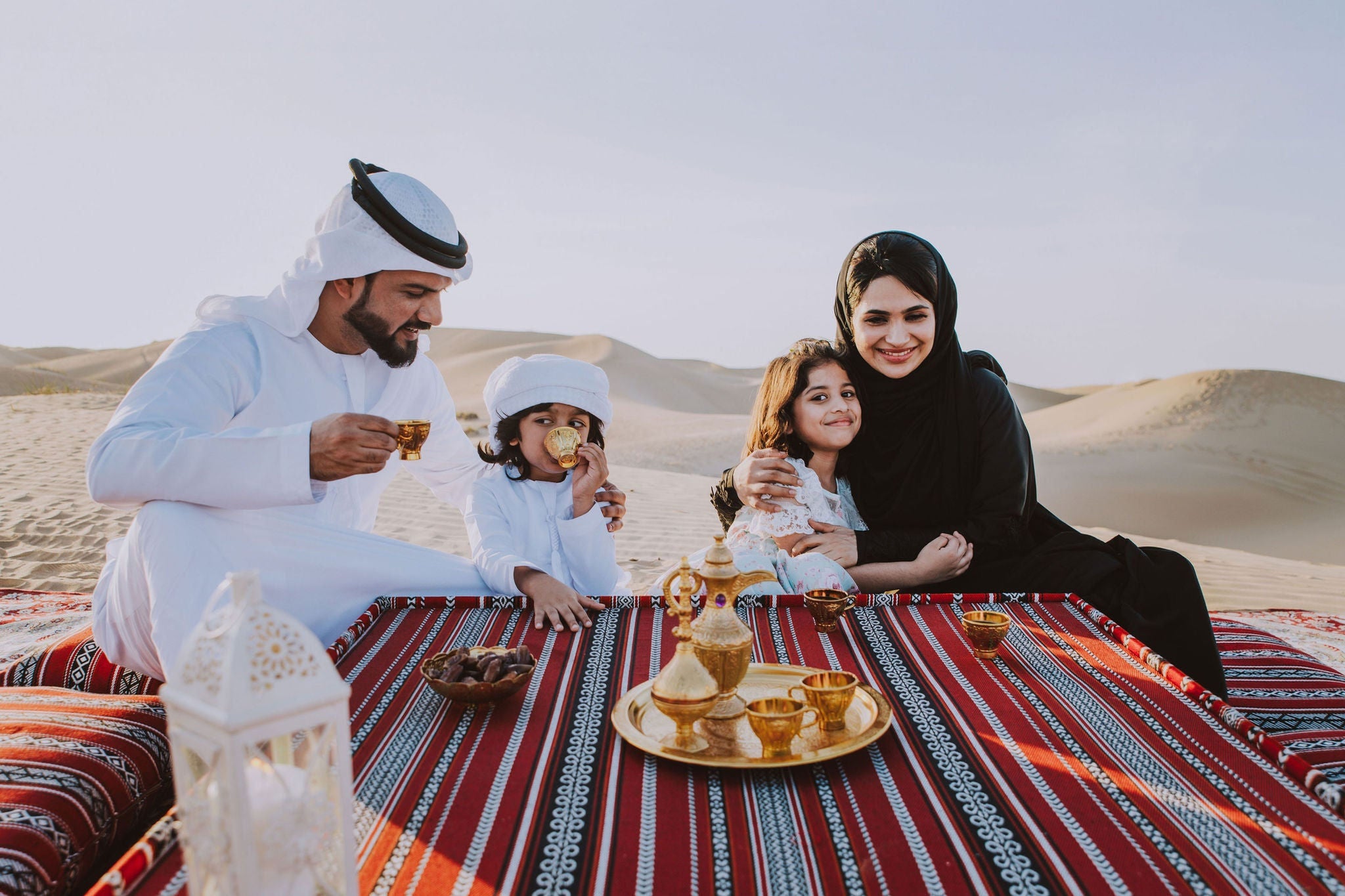 ey-luxembourg-arabian-family-spending-weekend-in-the-desert