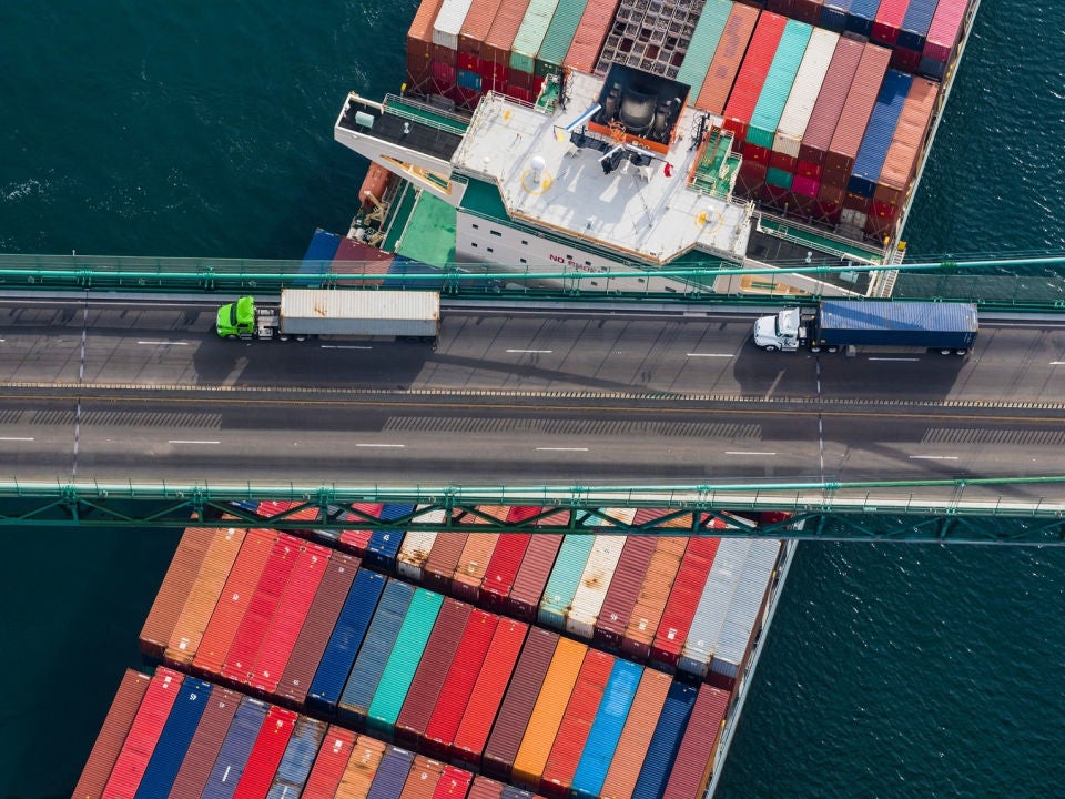 一艘大型貨櫃船從港口的橋下通過