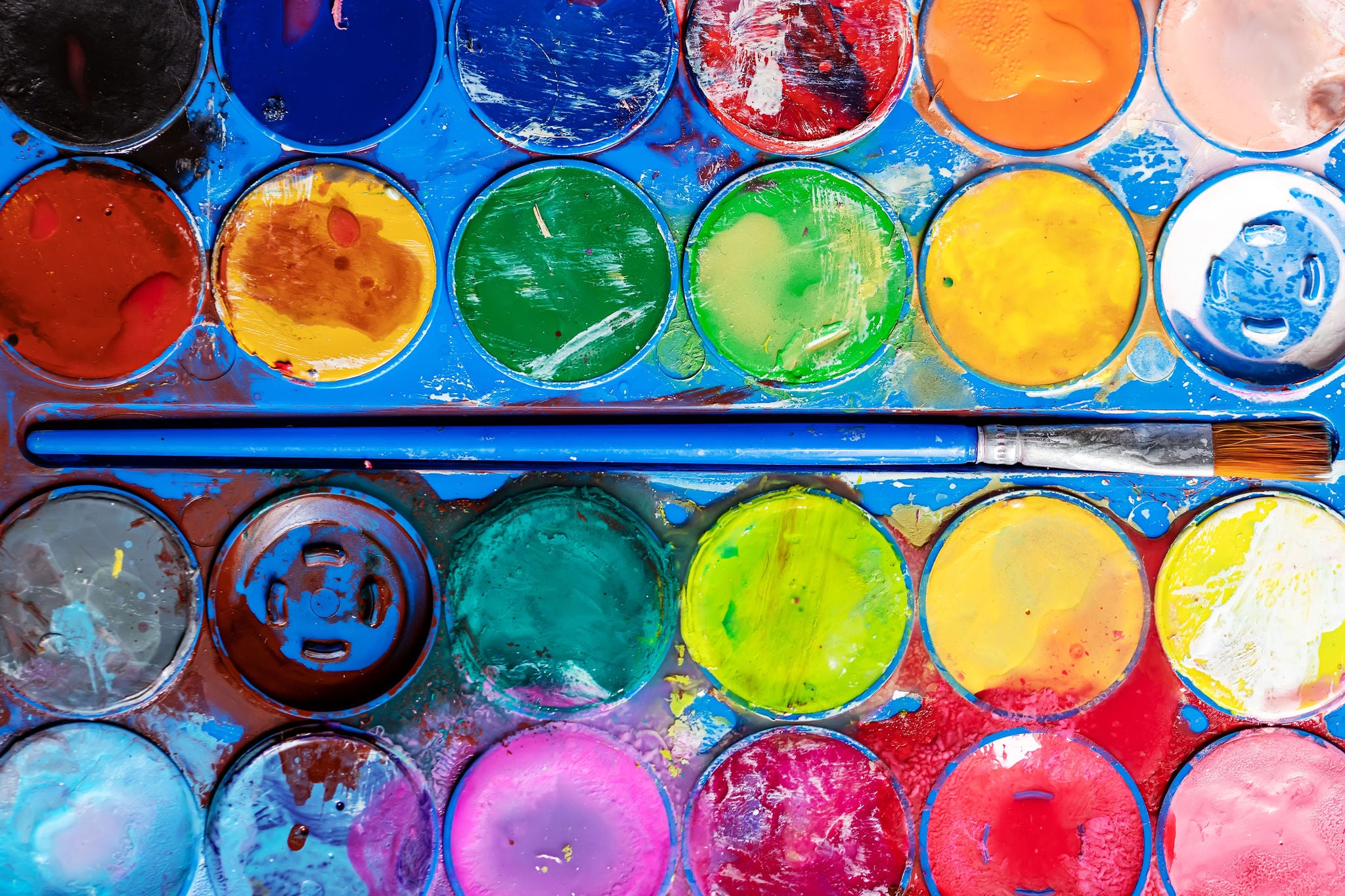 Palette d’aquarelle colorée avec pinceau et godets de peinture