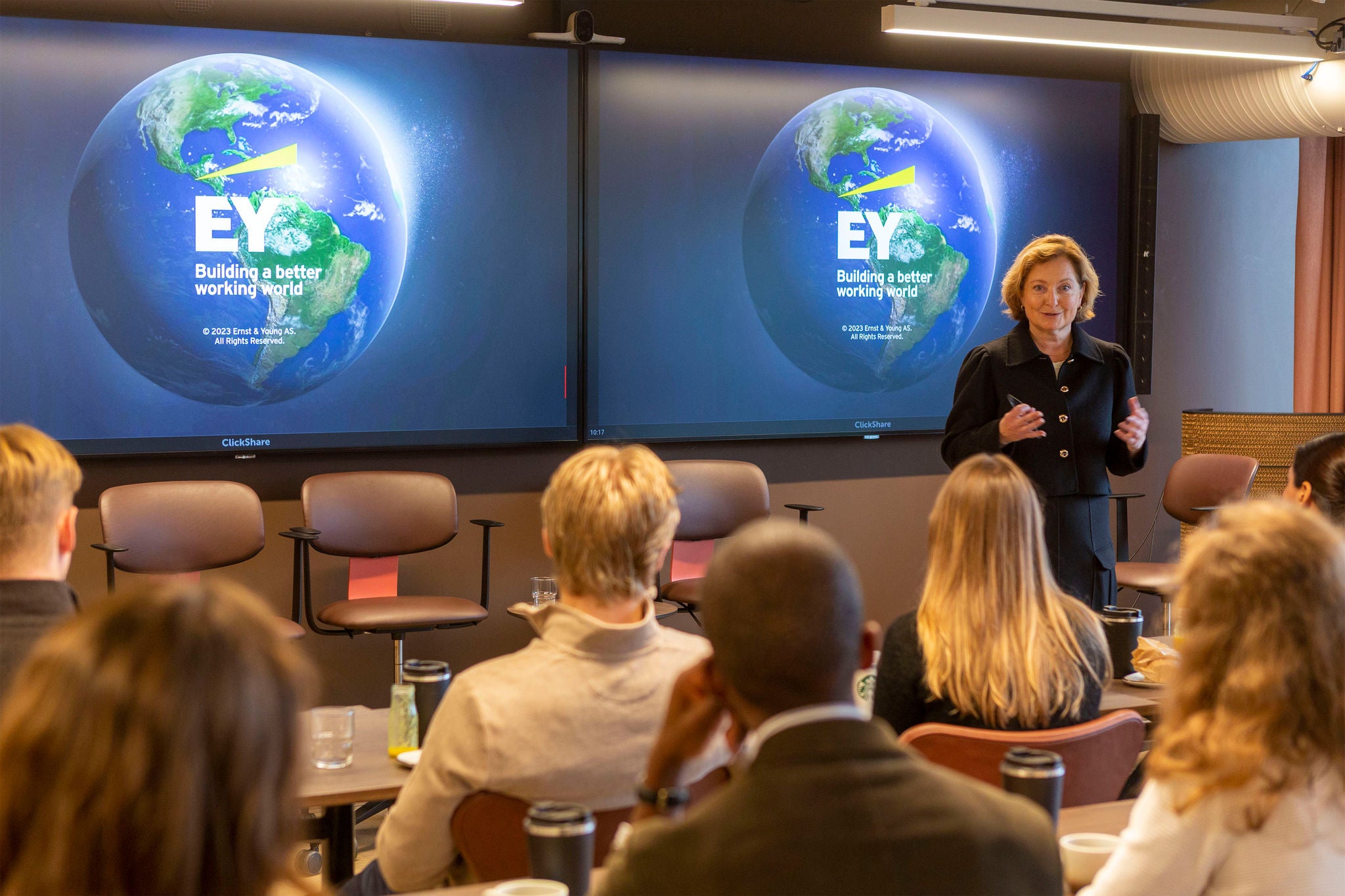 Velkommen ønsket av CEO Christin E. Bøsterud.Deltakere ved seminaret EY CareerConnect.