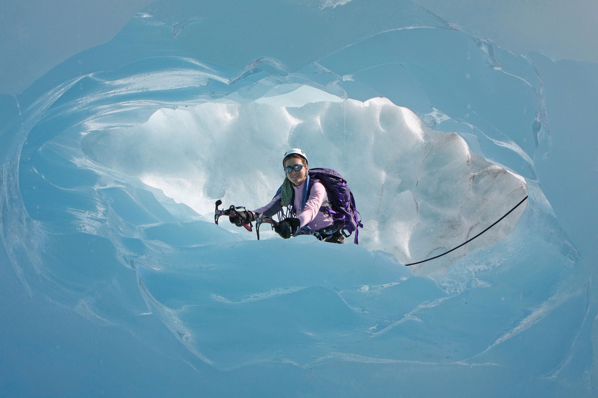 En kvinne som ser gjennom en isbre