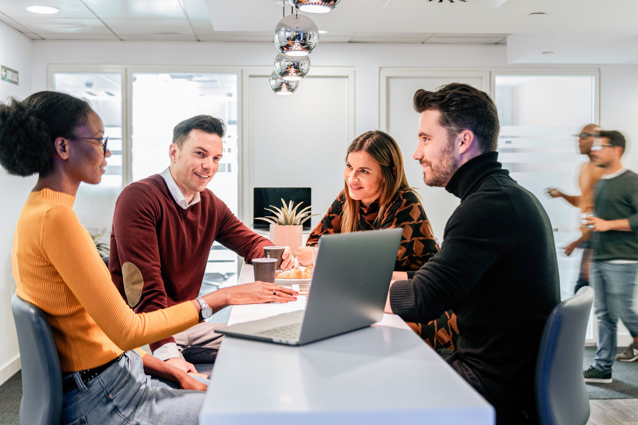 Geschaeftsleute, die gemeinsam in der Pause ausruhen 