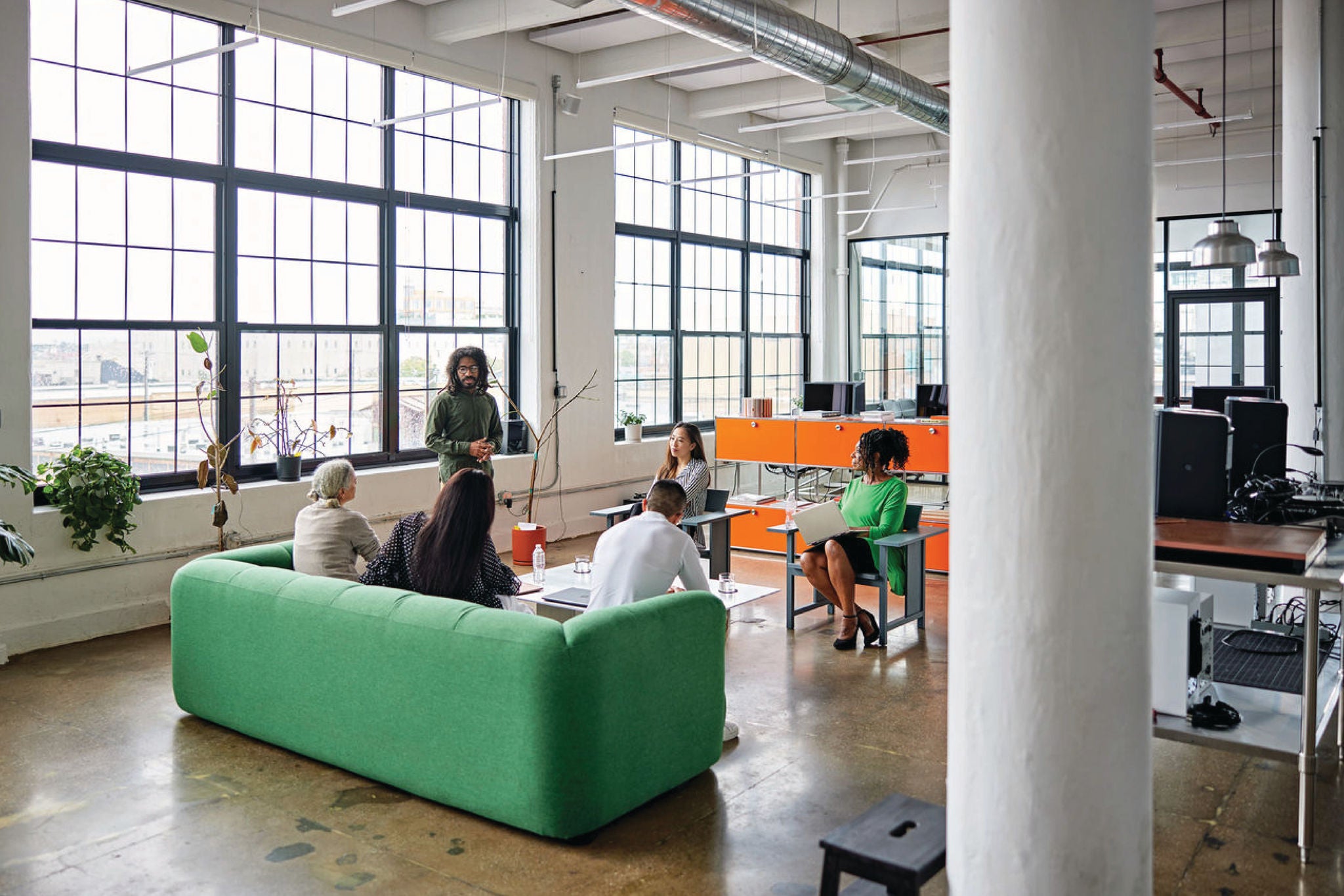 personas trabajando en sala colorida