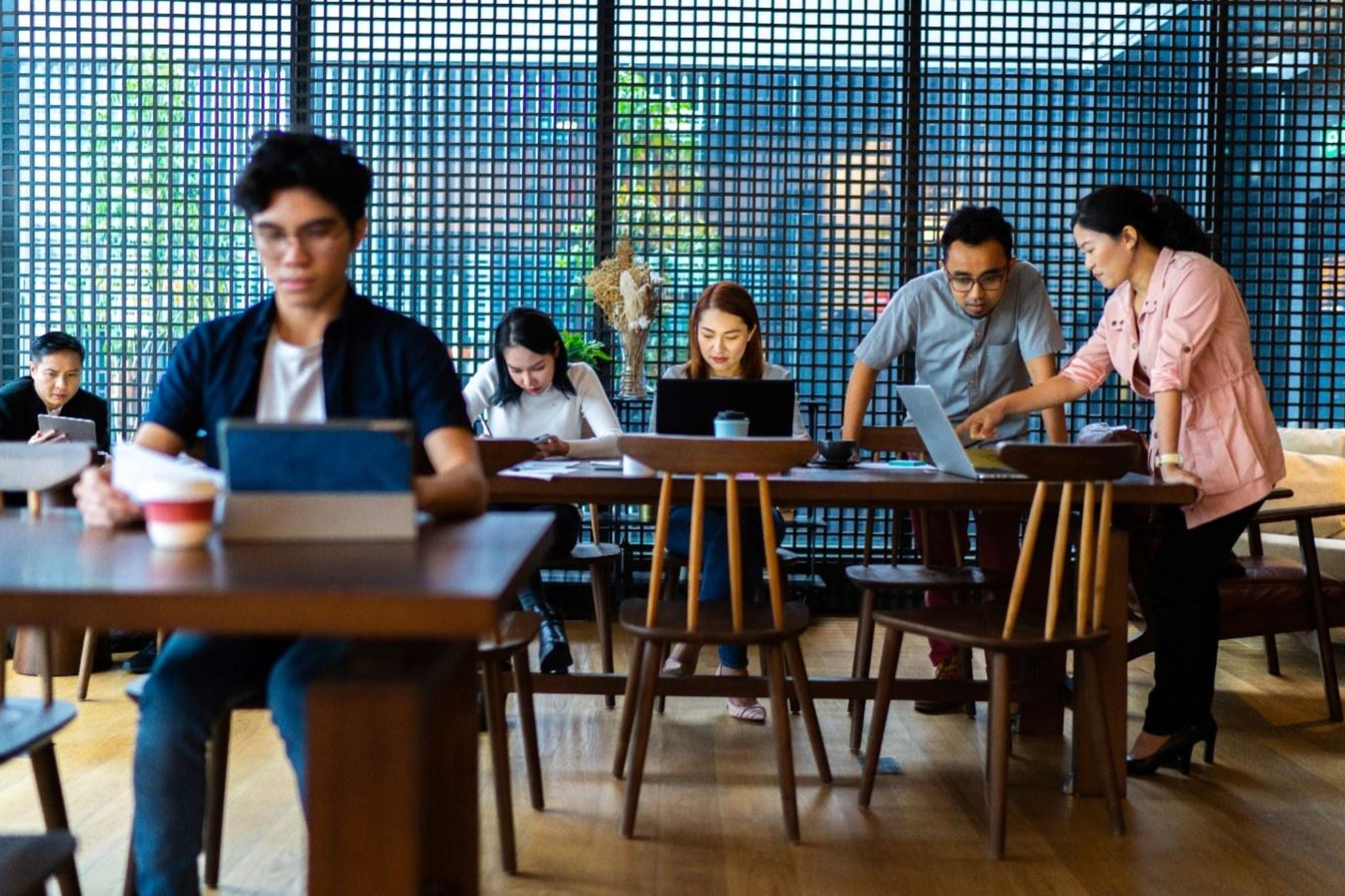 People in cafe working in front of a laptop