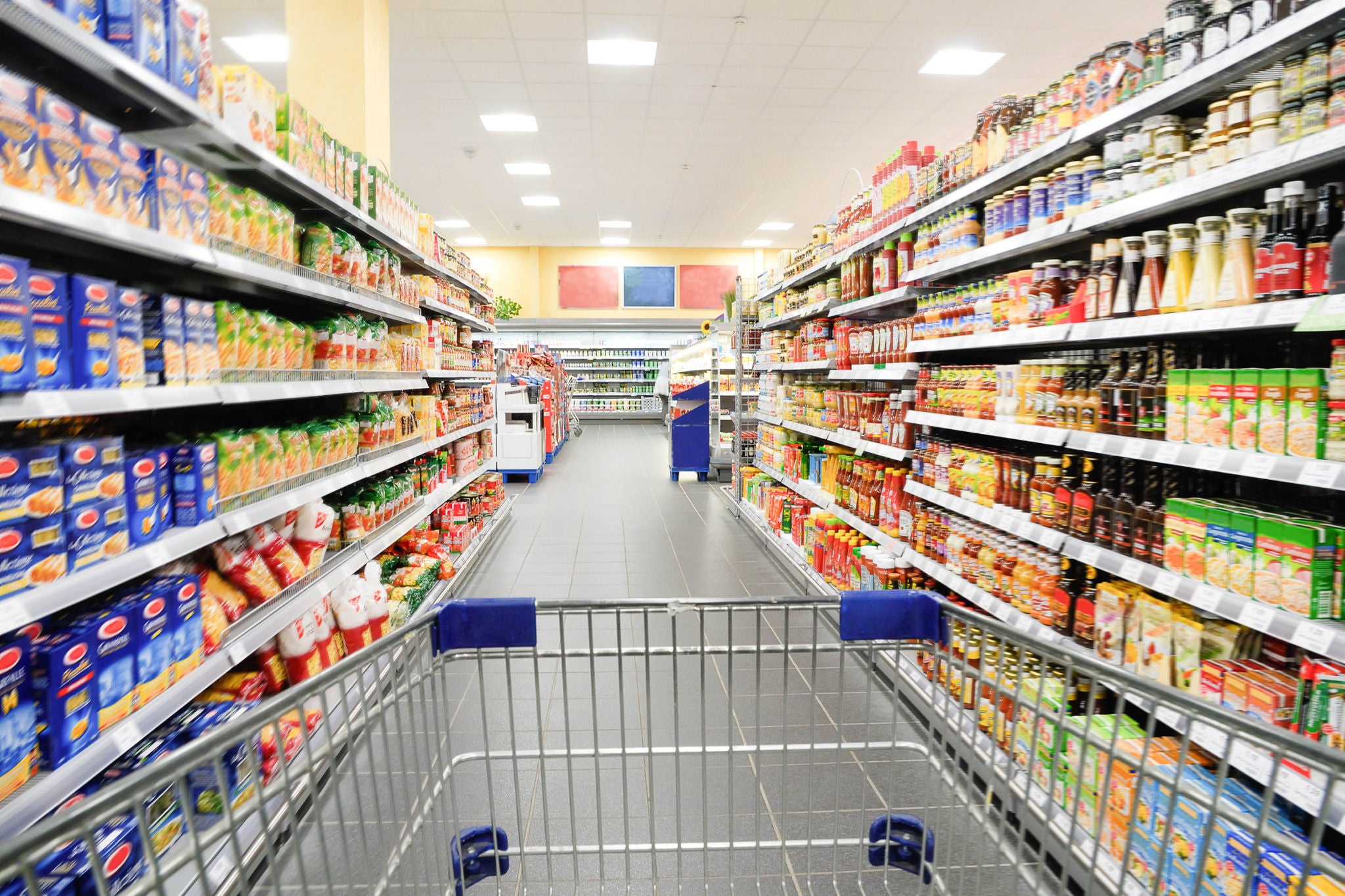 Im Supermarkt Perspektive aus dem Einkaufswagen.