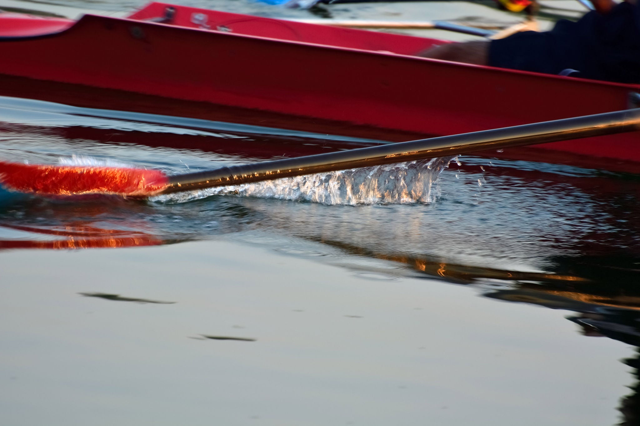 ey-rowing-oar-cutting-through-water-close-up