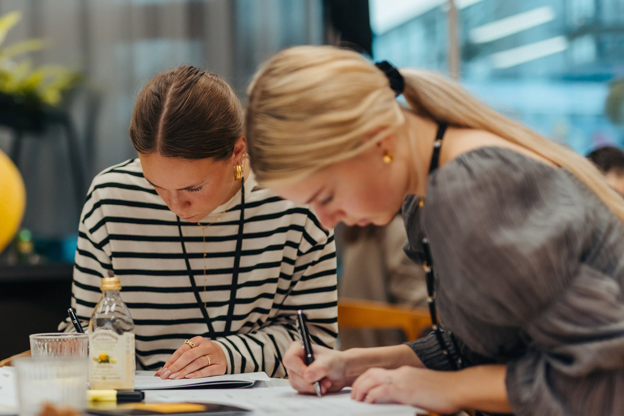 To unge kvinder i gruppearbejde