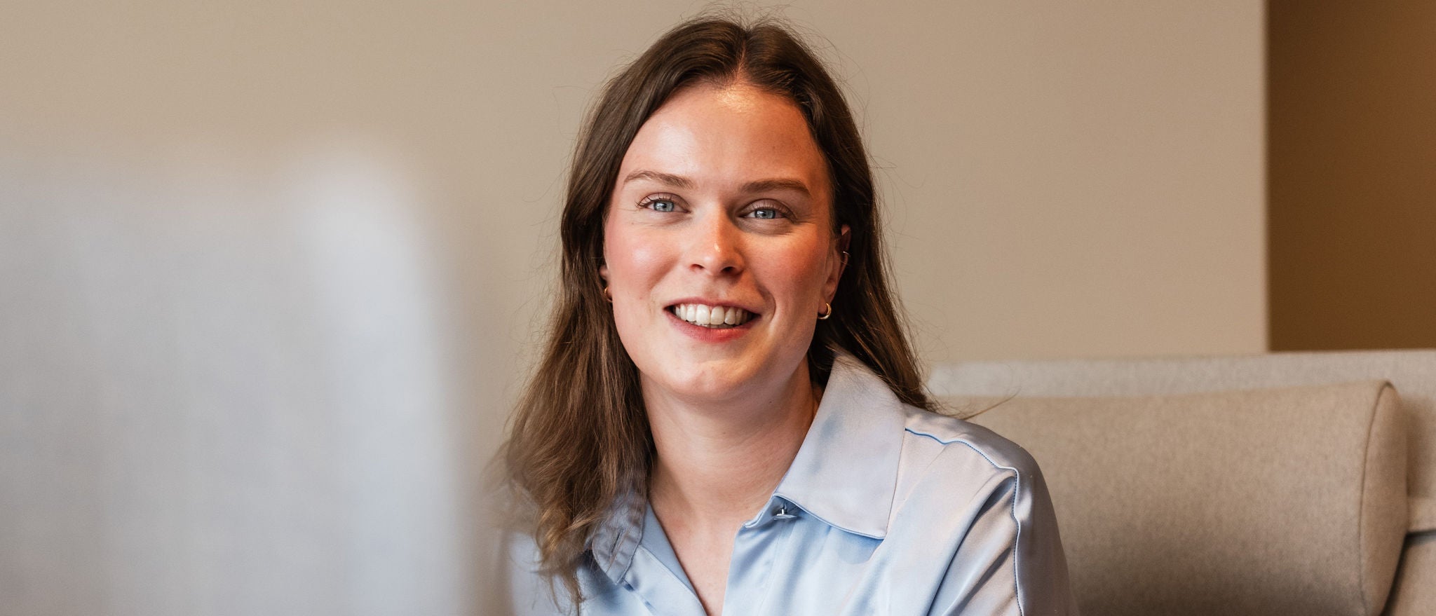 Ansatt som deler karriereerfaringer i en profesjonell setting