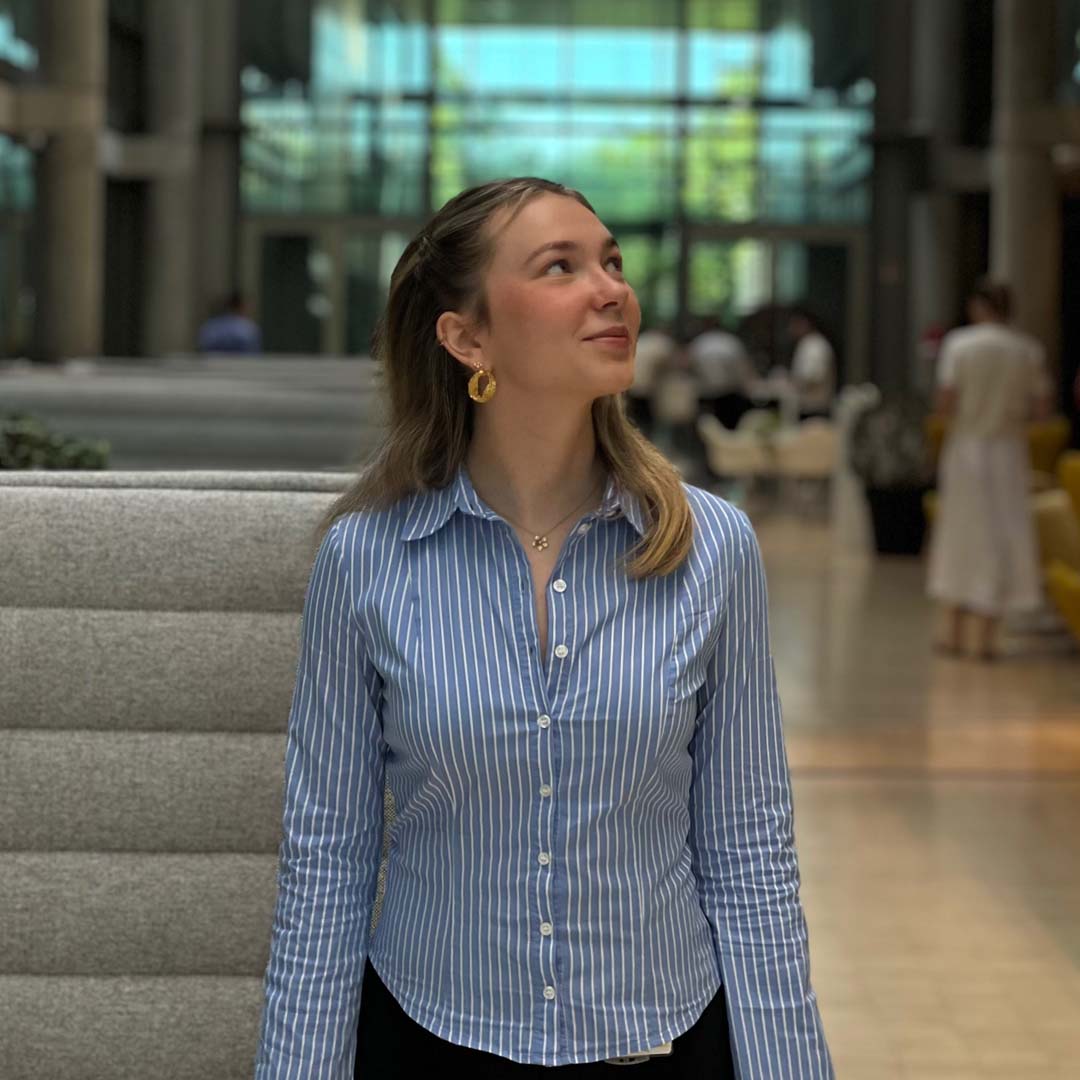 Carolin Tuschke im Empfangbereich eines Gebäudes