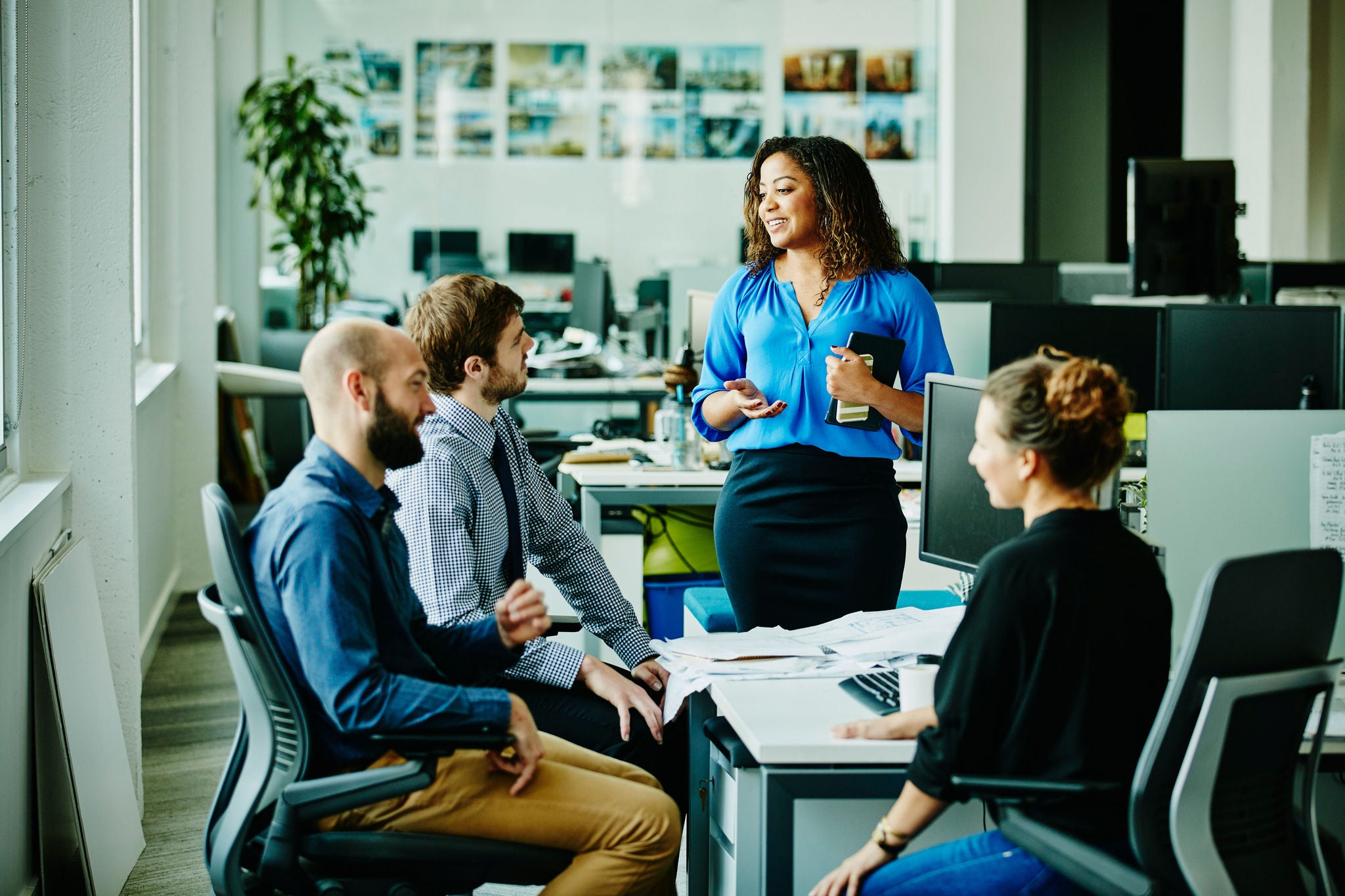 Equipo de trabajo sonriente reunido en la oficina