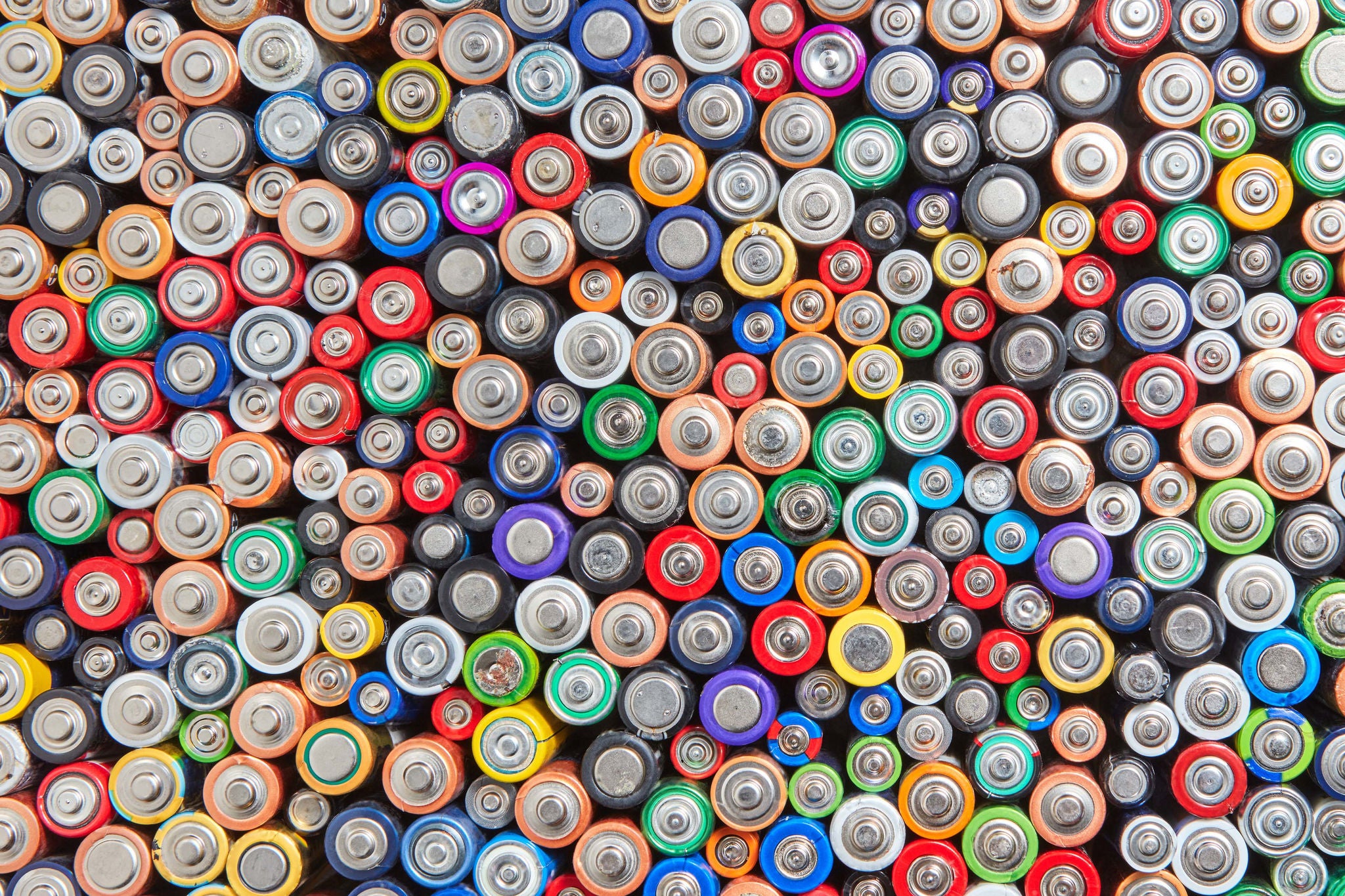 Buntes Muster aus gebrauchten Batterien 