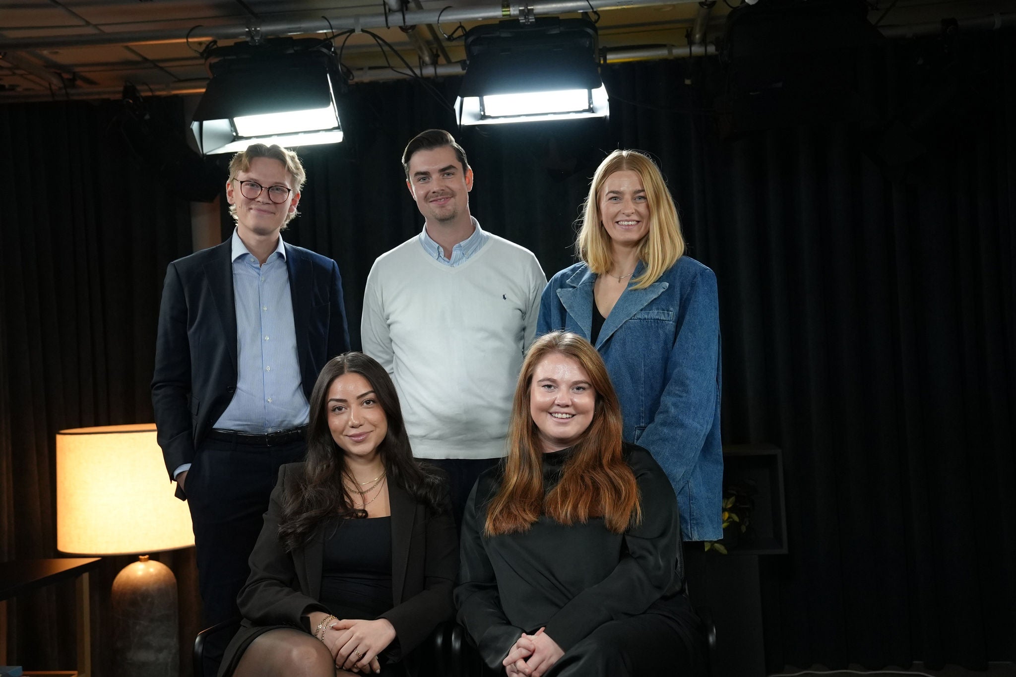 Två kollegor dricker kaffe på takterrassen