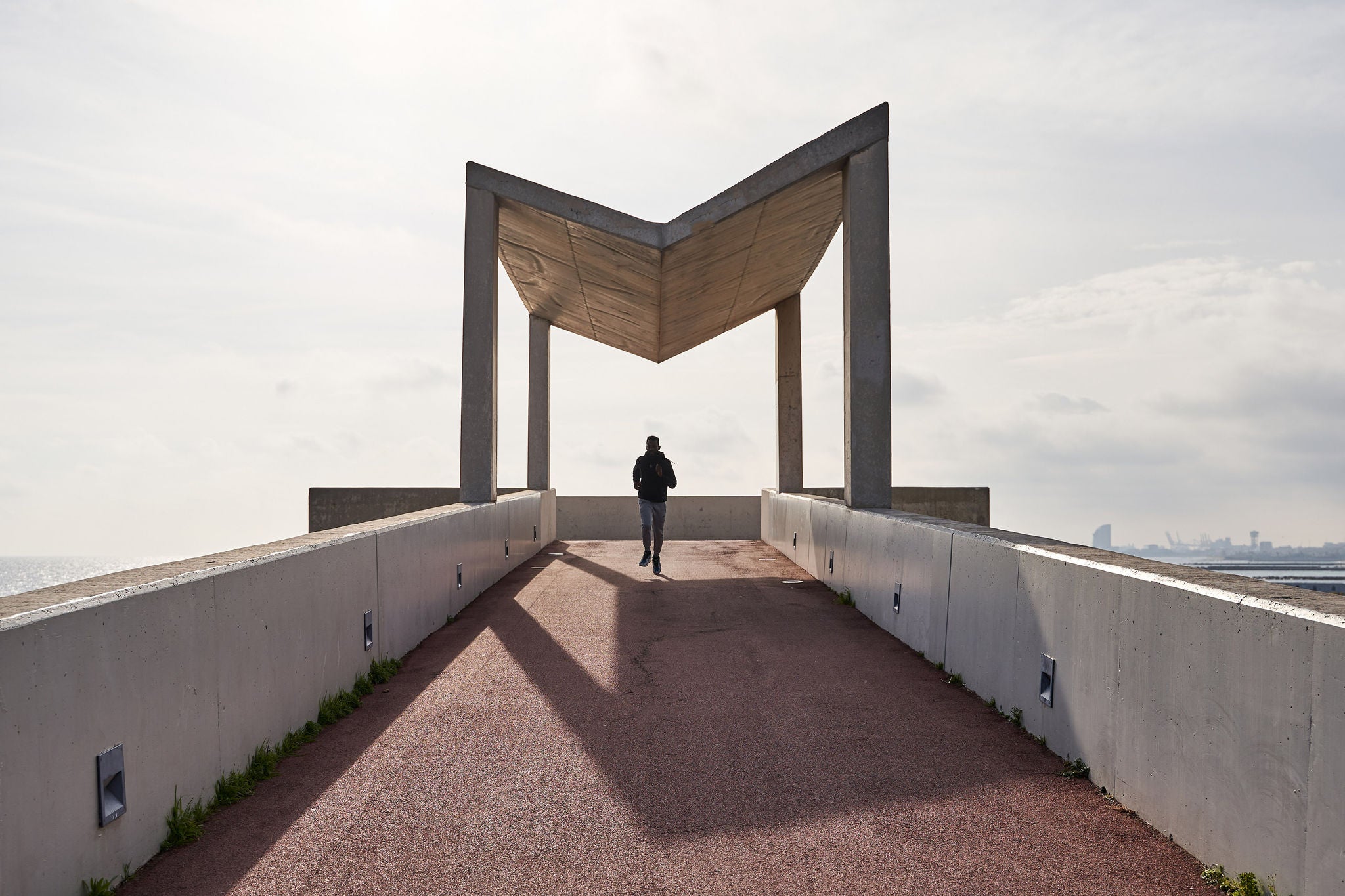 Persoon loopt over een betonnen pad