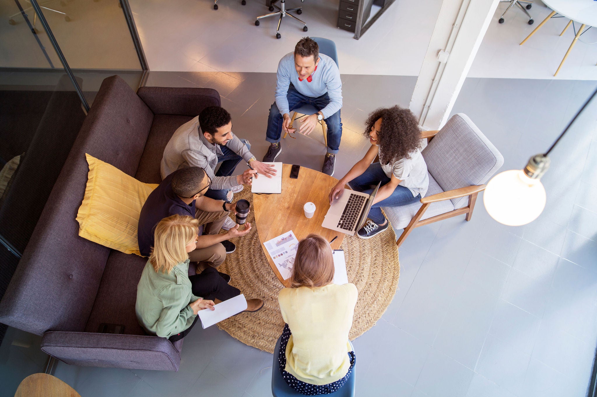 Möte där en grupp medarbetare planerar tillsammans vid ett bord